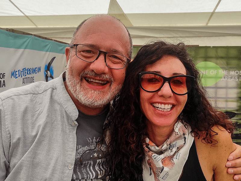 Yanina Maggiotto (de Visit Natura) con Virgilio Beltrán (de Numenius Tours), durante la Global Birdfair 2025